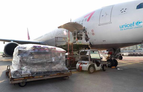 인천공항 제1여객터미널에서 한국산 코로나19 진단키트 등을 실은 화물의 수출준비가 이뤄지고 있다.[산업부 제공]