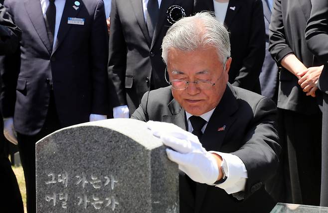 문재인 전 대통령이 17일 오전 광주 북구 운정동 국립 5·18민주묘지를 찾아 고 이한열 열사의 묘소를 참배하고 있다. [연합]