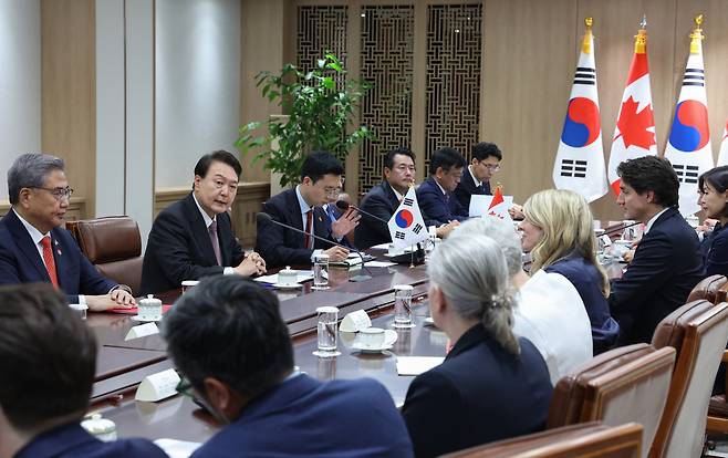 윤석열 대통령이 17일 서울 용산 대통령실에서 열린 쥐스탱 트뤼도 캐나다 총리와의 정상회담에서 발언하고 있다. 연합뉴스