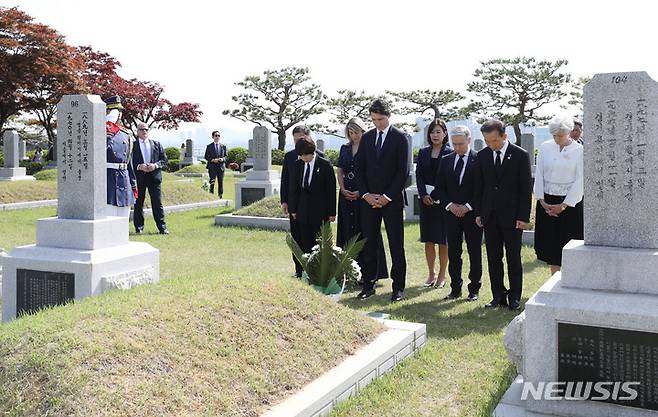 [서울=뉴시스] 김금보 기자 = 쥐스탱 트뤼도 캐나다 총리가 17일 서울 동작구 국립서울현충원 애국지사묘역에 안장된 고 프랭크 윌리엄 스코필드 박사 묘역에서 참배를 하고 있다. 고 스코필드 박사는 3·1운동의 34번째 민족 대표로, 애국지사 묘역에 잠든 독립유공자 212명 중 유일한 외국인이다. (공동취재사진) 2023.05.17. photo@newsis.com