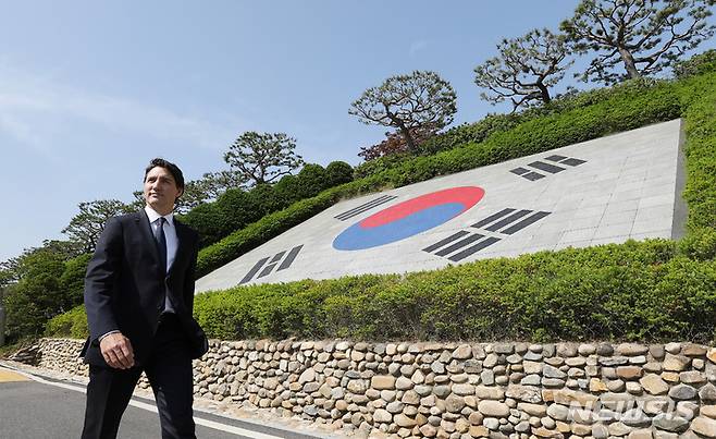 [서울=뉴시스] 김금보 기자 = 쥐스탱 트뤼도 캐나다 총리가 17일 서울 동작구 국립서울현충원 애국지사묘역에 안장된 고 프랭크 윌리엄 스코필드 박사 묘역에서 참배를 마치고 이동하고 있다. (공동취재사진) 2023.05.17. photo@newsis.com