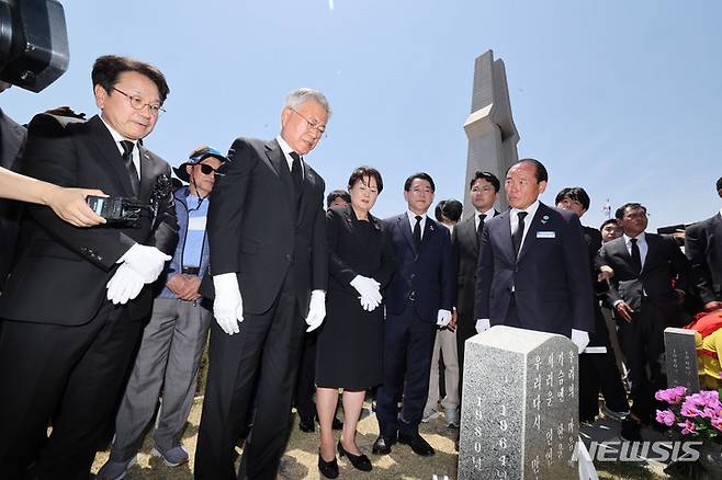 [광주=뉴시스] 김혜인 기자 = 문재인 전 대통령이 17일 오전 광주 북구 운정동 국립 5·18민주묘지를 찾아 고 문재학 열사를 참배하고 있다. 2023.05.17.hyein0342@newsis.com