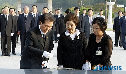 [광주=뉴시스] 김대중 전 대통령과 이희호 여사가 4일 오후 광주 국립5.18민주묘지를 방문해 참배하고 있다. 1년여 만에 광주를 방문한 김 전 대통령은 이날 오후 2007광주디자인비엔날레 전야제에 참석하고 5일 열리는 개막식에서 세계디자인평화선언의 메시지를 전할 예정이다. 맹대환기자 mdhnews@newsis.com