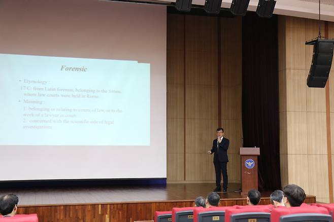 국립과학수사연구원 김선춘 대전과학연구소장이 마약류와 관련한 범죄 사례를 설명하는 강연을 하고 있다. 사진=충남경찰청 제공 *재판매 및 DB 금지