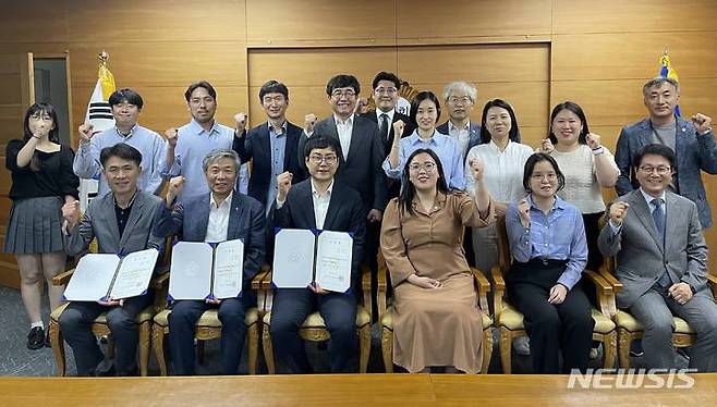 [전주=뉴시스]윤난슬 기자 = 전북 전주시의회는 의원 연구단체 '로컬라이징 연구회'가 자문위원 위촉식 및 연구용역 착수보고회를 열고 본격적인 연구 활동을 시작했다고 17일 밝혔다.(사진=전주시의회 제공)