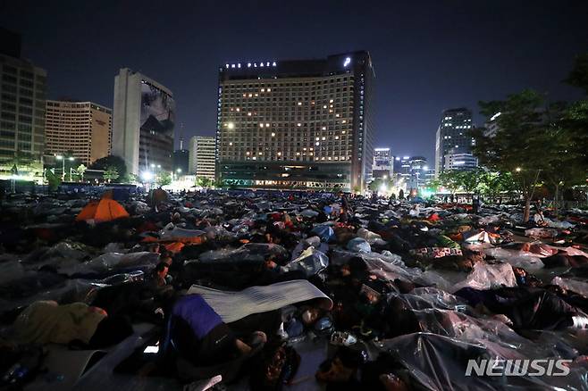 [서울=뉴시스] 조성봉 기자 = 17일 오전 서울 중구 시청 서울광장에서 민주노총 건설노조 조합원들이 노숙을 하고 있다. 건설노조는 1박2일 상경집회를 열고 최근 분신해 사망한 건설노조 소속 간부 고 양회동 씨와 관련해 노조 탄압 중단과 강압수사 책임자 처벌, 정부의 공식 사과 등을 요구했다. 2023.05.17. suncho21@newsis.com