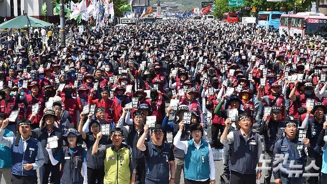 민주노총이 17일 오후 서울 중구 세종대로 일대에서 결의대회를 열고 건설노조 탄압을 규탄하며 분신한 故 양회동 조합원을 추모하며 윤석열 정부의 노조 탄압을 규탄하고 있다. 류영주 기자