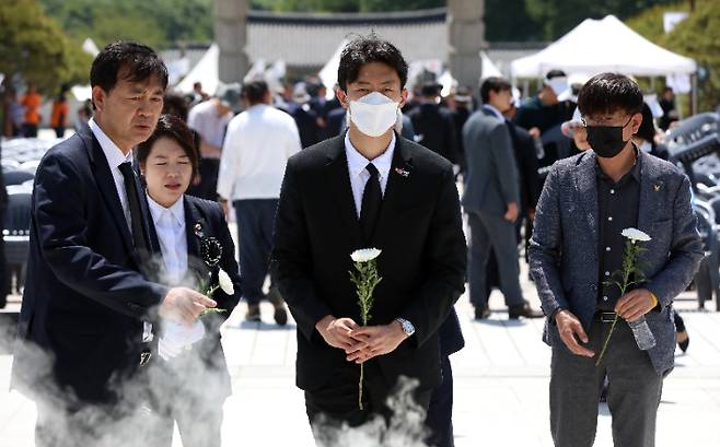 전직 대통령 고 전두환씨의 손자 전우원씨가 17일 광주 북구 국립5·18민주묘지에서 열린 5·18 민중항쟁 제43주년 추모식에 참석해 헌화하고 있다. 연합뉴스