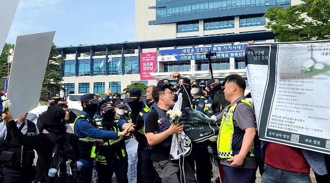 15일 강원 강릉시청 앞에서 '양회동 열사 정신계승 강릉시대책위' 관계자들이 최근 구속 전 피의자 심문(영장심사)을 앞두고 건설노조 탄압 중단 등을 요구하며 분신해 숨진 전국건설노동조합 간부 고(故) 양회동 씨를 살려내라며 원희룡 국토부 장관 강릉 방문에 맞춰 항의하고 있다. 연합뉴스