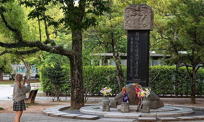 일본 히로시마를 찾은 한 외국인 관광객이 지난 14일 1945년 원자폭탄 투하에 희생된 한국인을 추모하는 기념비를 바라보고 있다. 히로시마=AFP연합뉴스