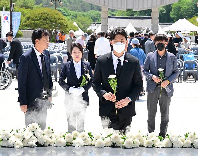 고(故) 전두환 전 대통령의 손자 전우원(맨 앞)씨가 17일 광주 북구 국립5·18민주묘지에서 열린 5·18 민중항쟁 제43주년 추모식에 참석해 헌화하고 있다. 공동 취재사진