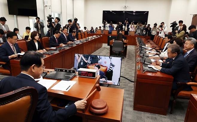 17일 국회 윤리특별위원회 전체회의에서 변재일 위원장(왼쪽 첫 번째)이 의사봉을 치고 있다. 여야는 거액의 가상자산 보유·투자 의혹으로 윤리특위에 제소된 무소속 김남국 의원의 징계안 상정을 두고 충돌했다. 서상배 선임기자