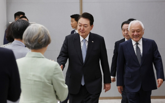 이주민과의 동행 특위 입장하는 윤석열 대통령 - 윤석열 대통령이 17일 서울 용산 대통령실 청사에서 열린 이주민과의 동행 특별위원회 제15차 회의에 입장하고 있다. 연합뉴스