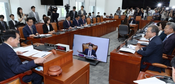 국회 윤리특위 개최 - 17일 국회 윤리특별위원회에서 변재일 위원장이 의사봉을 두드리고 있다. 이날 오전 민주당은 김남국 의원에 대한 윤리특위 제소를 결정했다. 연합뉴스