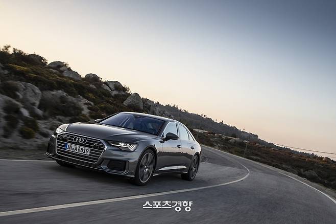 ‘더 뉴 아우디 A6 50 TDI 콰트로 프리미엄’ ‘프리미엄 중형 세단의 지향점을 가장 잘 읽어낸 모델이다.