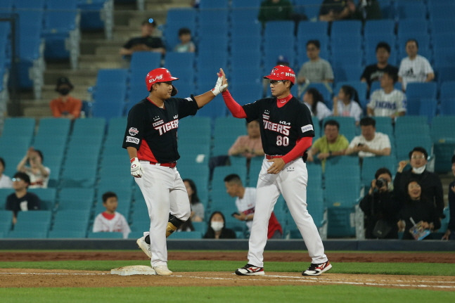 황대인이 이현곤  코치(오른쪽)와 하이파이브를 하고 있다. /사진=KIA 타이거즈