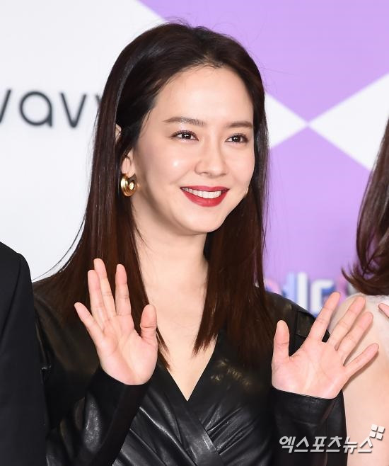 Actor Song Ji-hyo and his company are in conflict with the problem of late payment of wages, stepped out for staff.Song Ji-hyo told the dispatch on the 17th, I can live without that money right now. But the staff became bad credit, the card was blocked, and the cell phone was disconnected.oujuLoxs Porsche license fee of 2 million won is a luxury, but the 2 million won paycheck that these friends should receive is a life. Song Ji-hyo informed his company, oujuLox, on 14th of last month that he had canceled the contract. oujuLox was reported to have suffered financial difficulties, delayed the staffs paycheck, and resigned about 10 staff members.At the time, the agency said that the staffs paycheck and artist settlement went smoothly, but I acknowledge the mistake caused by the rapid expansion in running various content-based business areas.I also apologize for the inconvenience I have caused to many people who support and support the existing business. According to the dispatch, Song Ji-hyos settlement money is about 900 million won, and oujuLox was postponing not only the artists settlement money but also the staffs paycheck.Song Ji-hyo sent proof of contents to oujuLox five times, but was not settled until April 10, when Song Ji-hyo filed a settlement money unpaid claim on the 2nd.Song Ji-hyos legal response was not for the settlement money of 900 million, but for the social year-old staff who received Paycheck 2 million won.Some of the staff received delinquent notices or became credit delinquents; some were made redundant or managed to get on with their day-to-day lives by playing cards.In particular, staff A reported that Song Ji-hyo paid for the operation cost of 10 million won due to a major accident.In addition, Mr. A added that Song Ji-hyo came to the hospital to talk to him all night while the caregiver was unable to come due to COVID-19 at the time of surgery, and he was also with him when he was hospitalized and discharged.Mr. B said Song Ji-hyo, who heard about the staffs card delinquency, gave his own card.Mr. C also said that Song Ji-hyo took care of the taxi fare when the schedule was over, and when he was busy, he drove himself to the scene and said, We were not an entertainer but a sister.Song Ji-hyo said, If you choose that way to live only for the actors, how do you get the staffed paycheck? He said, I hope things will be resolved according to fair methods and procedures.The public is cheering for Song Ji-hyos move for the staff.On the other hand, oujuLox is a management company belonging to Lee Hyun-woo, Ji Suk-jin, Song Ji-hyo, Oh Man-seok, Son Mi-na,Photograph: DB