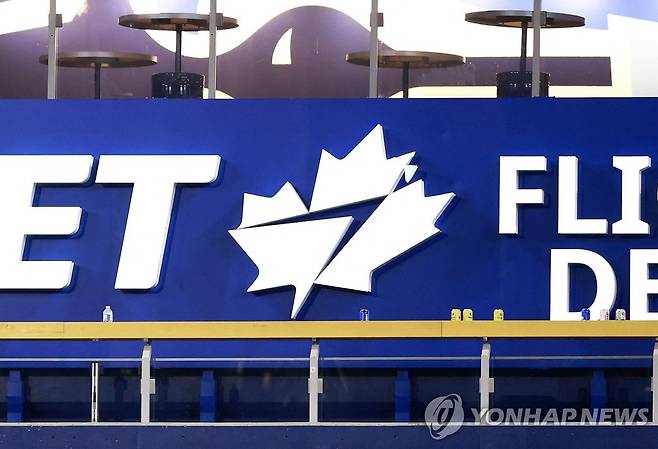 에런 저지가 홈런으로 깨트린 로저스 센터 단풍잎 광고판 [게티이미지/AFP=연합뉴스]