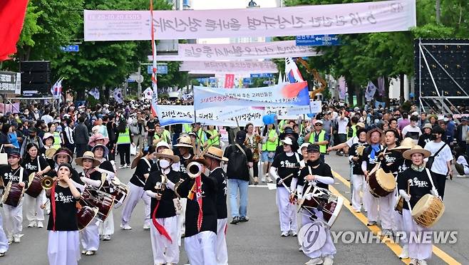 5·18 전야제 행진 이끄는 풍물패 (광주=연합뉴스) 정회성 기자 = 17일 오후 광주 동구 금남로에서 5·18 민주화운동 43주년 전야제가 열려 풍물패가 행진 대열을 이끌고 있다. 2023.5.17 [공동 취재] hs@yna.co.kr