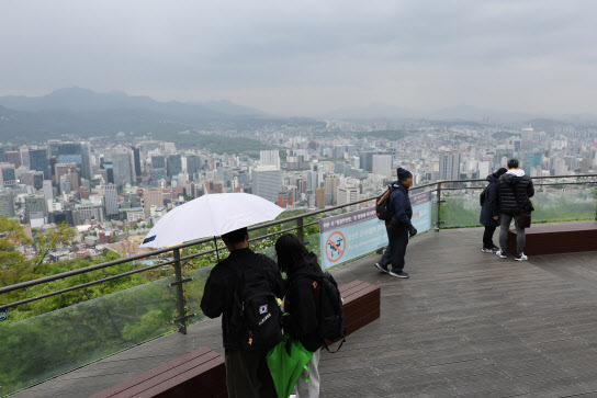 전국이 흐리고 산발적 비가 내린 지난 4월25일 오전 남산에서 바라본 하늘.(사진=연합뉴스)