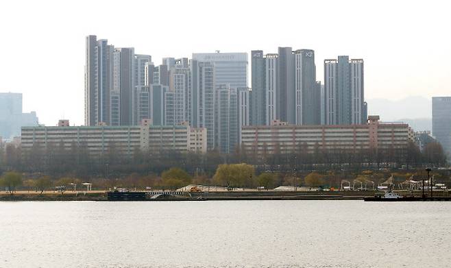 지난 3월 28일 서울시는 최고 49층으로 짓는 신반포2차 아파트 재건축에 대한 신속통합기획안(신통기획안)을 확정했다. 사진은 이날 서초구 신반포2차 아파트 모습.(사진=뉴스1)