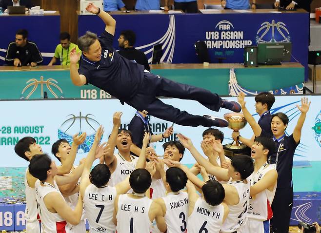 한국 대표팀은 지난해 8월 FIBA 18세 이하(U18) 아시아선수권대회 우승컵을 들어 올리며 U19 월드컵 출전권을 획득했다. [연합뉴스]