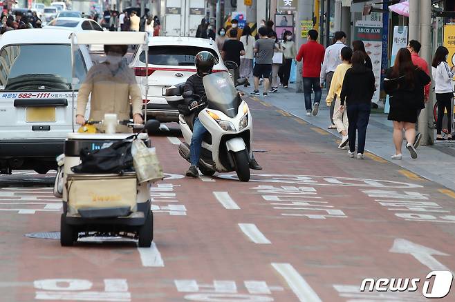 오토바이 운전자가 보행자 안전과 교통법규를 외면한 채 역주행하고 있다. (자료사진)ⓒ News1 DB