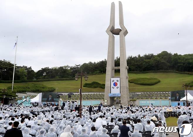 윤석열 대통령이 18일 오전 광주광역시 북구 운정동 국립5·18민주묘지에서 열린 제43주년 5·18민주화운동 기념식에서 기념사를 하고 있다. (공동취재) 2023.5.18/뉴스1 ⓒ News1 황기선 기자