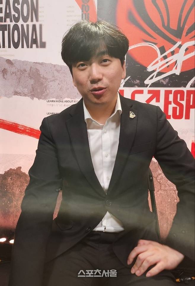 젠지의 ‘스코어’ 고동빈 감독이 17(한국시간) 영국 런던에서 열린 MSI 2023 브래킷스테이지 패자전 2라운드 C9과의 경기에서 승리한 후 인터뷰를 하고 있다. 런던=김민규 기자 kmg@sportsseoul.com