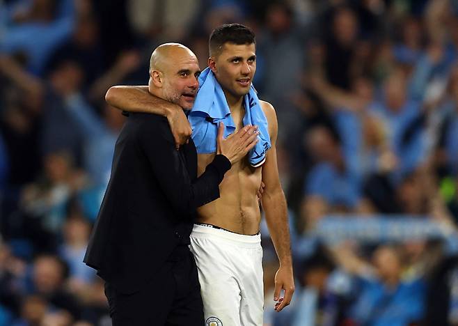 Soccer Football - Champions League - Semi Final - Second Leg - Manchester City v Real Madrid - Etihad Stadium, Manchester, Britain - May 17, 2023 Manchester City manager Pep Guardiola celebrates with Rodri after the match REUTERS/Molly Darlington







<저작권자(c) 연합뉴스, 무단 전재-재배포 금지>