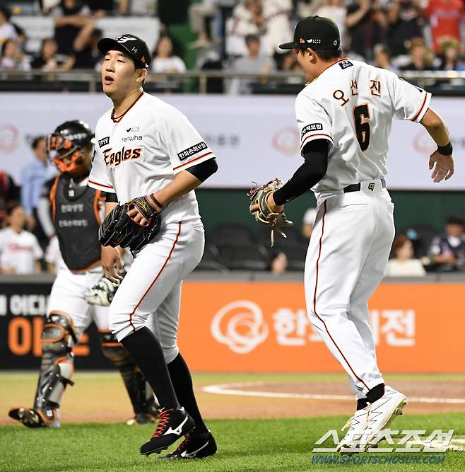 5월 16일 대전 롯데전 9회초. 2사 만루 위기를 막은 한화 박상원과 오선진이 환호하고 있다. 박재만 기자pjm@sportschosun.com