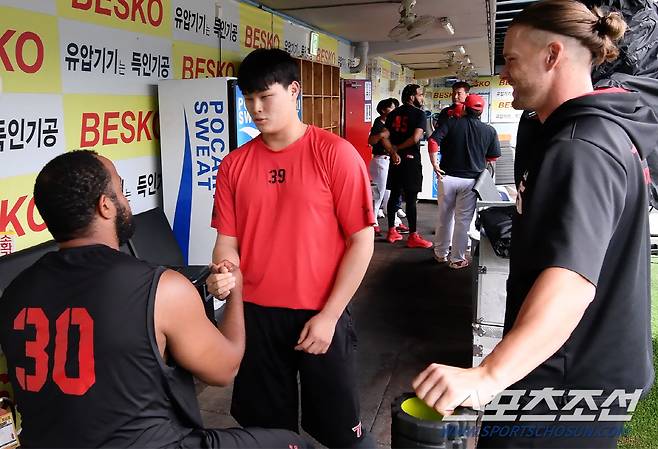 앤더슨은 "나이스"라고 외치며 엄지를 들었고, 소크라테스는 손을 꼭 잡으며 최지민의 최근 호투를 칭찬했다. 한편 저 뒤쪽에선 정명원 코치가 엄한 목소리로 메디나의 다짐을 받고 있었다. 대구=정재근 기자 cjg@sportschosun.com