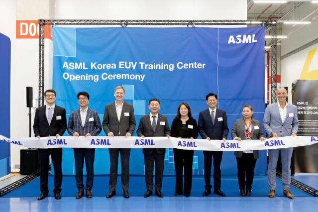 ASML 한국지사 관계자들이 16일 경기 용인시 서플러스글로벌 반도체 장비 단지에 극자외선(EUV) 교육장을 열고 기념 사진을 찍고 있다.(사진=ASML)