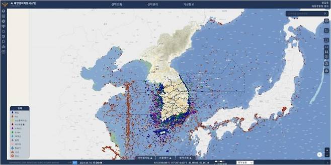 AI 해양경비지원시스템 메인 화면. 화면상에 표출된 정보는 선박안전관리 차원에서 상선, 어선, 여객선 등을 모양과 색깔로 구분해서 표시하고 있다. [해양경찰청 제공]