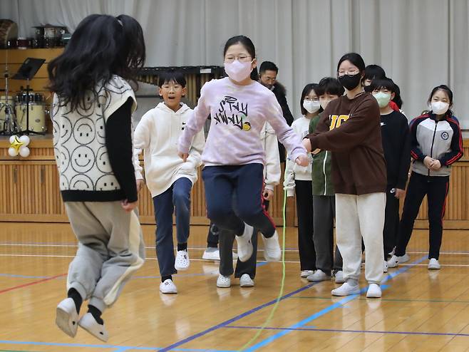 8일 오전 부산 해운대구 센텀초등학교 강당에서 학생들이 수업 전 하윤수 부산시 교육감과 이대호 전 롯데 야구선수와 함께 체육활동을 하고 있다.부산교육청이 아침 체육활동 '아침 체인지(體仁智)'을 장려하는 차원에서 마련한 행사로 수업 전 신체 부대낌을 통해 존중과 배려의 정신을 기르고, 두뇌를 깨워 공부 집중력을 높이기 위한 사업이다./김동환 기자