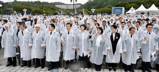 김기현 국민의힘 대표, 이재명 더불어민주당 대표, 이정미 정의당 대표 등이 18일 광주 북구 운정동 국립 5·18민주묘지에서 열린 5·18 민주화운동 43주년 기념식에서 '님을 위한 행진곡'을 제창하고 있다. 사진=연합뉴스