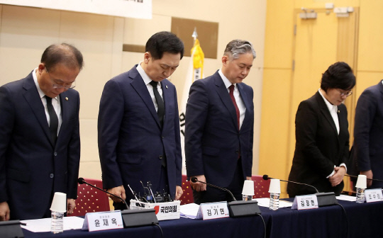 18일 광주 서구 치평동 김대중컨벤션센터에서 열린 국민의힘 광주 현장 최고위원회의에서 김기현(왼쪽 두번째) 대표를 비롯한 참석자들이 묵념하고 있다. [연합뉴스]