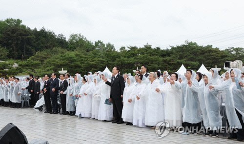 윤석열 대통령이 18일 광주 북구 국립5·18민주묘지에서 열린 제43주년 5·18민주화운동 기념식에서 '님을 위한 행진곡'을 제창하고 있다. [광주=연합뉴스]