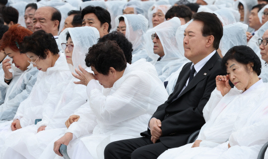 윤석열 대통령이 18일 광주 북구 국립5·18민주묘지에서 열린 제43주년 5·18민주화운동 기념식에서 오월어머니회 회원들과 함께 행사를 지켜보고 있다. [광주=연합뉴스]