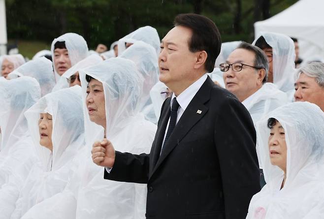 님을 위한 행진곡 제창하는 윤석열 대통령 (광주=연합뉴스) 진성철 기자 = 윤석열 대통령이 18일 광주 북구 국립5·18민주묘지에서 열린 제43주년 5·18민주화운동 기념식에서 님을 위한 행진곡을 제창하고 있다. 2023.5.18 zjin@yna.co.kr (끝)