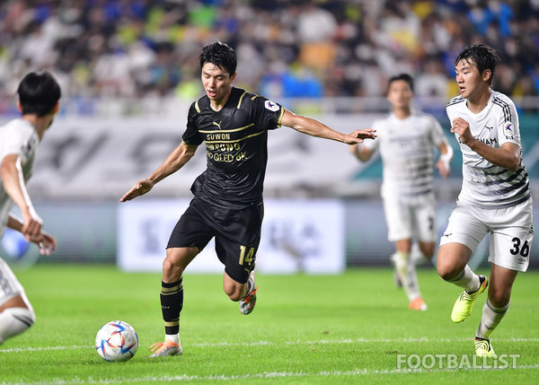 전진우(왼쪽, 수원삼성), 김지수(오른쪽, 성남FC). 서형권 기자