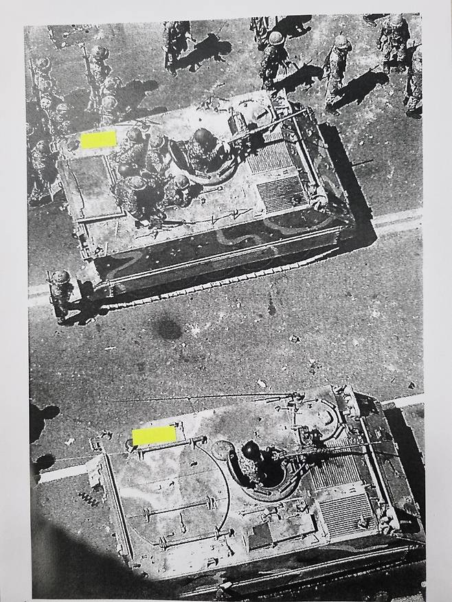 1980년 5월21일 정오께 광주 금남로 전일빌딩 앞에서 계엄군 장갑차가 시민을 향해 기관총을 겨누고 있다. 위쪽 장갑차는 오후 1시께 병사 1명을 치어 죽인 뒤 시민에게 기관총을 쐈다고 조사위는 설명했다. 5·18조사위 제공