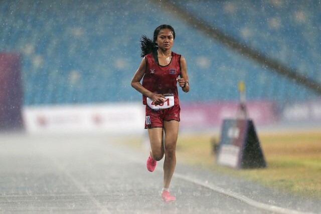 지난 8일(현지시각) 캄보디아 프놈펜에서 열린 제32회 동남아시아경기대회 여자 5000m 결승전에 뛰고 있는 보우 삼낭. AFP 연합뉴스