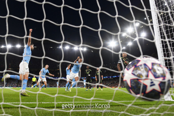 맨체스터 시티 마누엘 아칸지가 레알 마드리드와의 UEFA 챔피언스리그 4강 2차전에서 골을 터뜨리자 기뻐하고 있는 맨체스터 시티 선수들. 사진=게티이미지