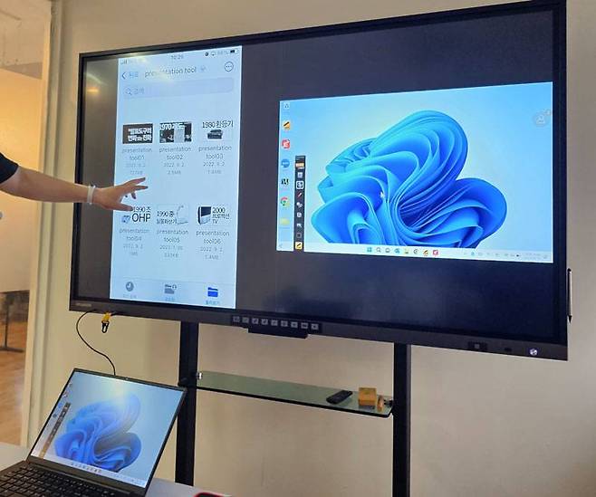 노트북과 스마트폰 화면을 동시에 미러링 하는 모습