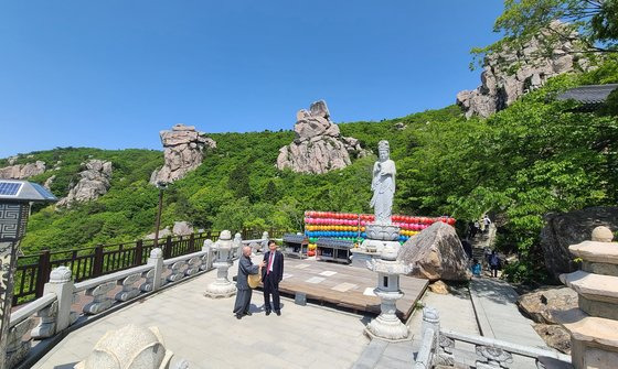 보리암 해수관음상 앞에서 대화 중인 보리암 주지 성조 스님과 김장실 한국관광공사 사장.