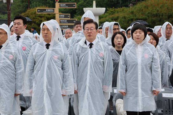 국민의힘 김기현 대표, 더불어민주당 이재명 대표, 정의당 이정미 대표 등이 18일 광주 북구 국립5·18민주묘지에서 열린 제43주년 5·18민주화운동 기념식에서 애국가를 부르고 있다.연합뉴스