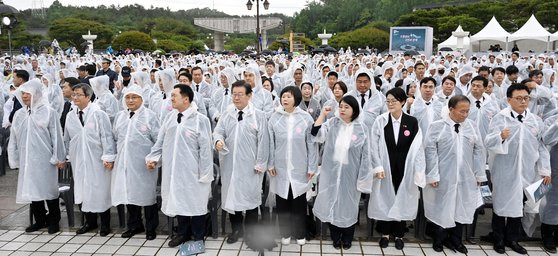 국민의힘 김기현 대표, 더불어민주당 이재명 대표, 정의당 이정미 대표 등이 18일 광주 북구 운정동 국립 5·18민주묘지에서 열린 5·18 민주화운동 43주년 기념식에서 '임을 위한 행진곡'을 제창하고 있다. 연합뉴스