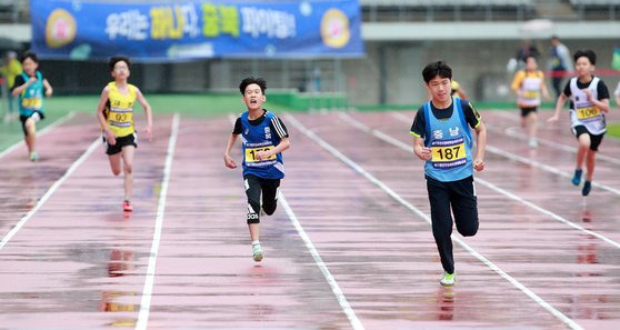 18일 울산종합운동장에서 열린 제17회 전국장애학생체육대회 육상 남자 200m T20(초등부) 결승 경기. 사진 대한장애인체육회