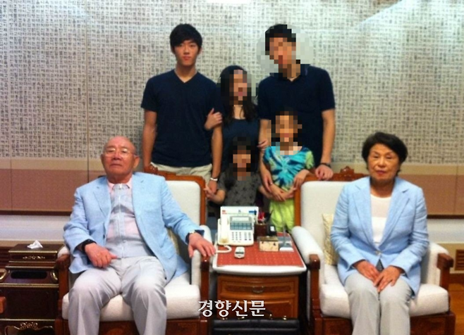 전우원씨(뒷줄 왼쪽)가 고등학생 시절 서울 연희동 전두환씨의 자택에서 할아버지와 할머니 이순자씨와 찍은 사진. 전우원씨 제공.